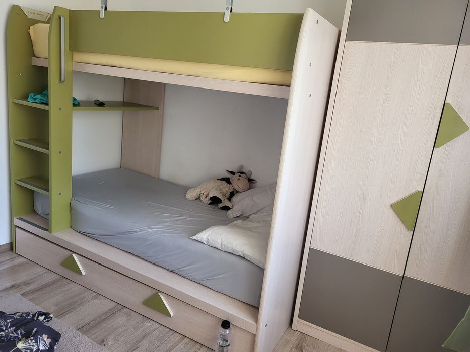 Vând dormitor 2 paturi suprapuse,dulap,birou noptieră poliță perete