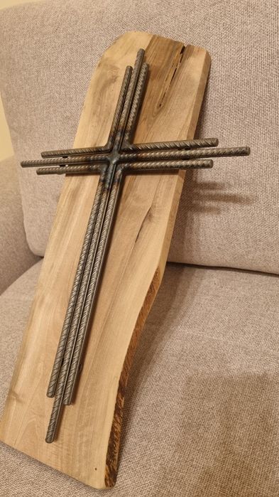 Vând cruce din metal și lemn