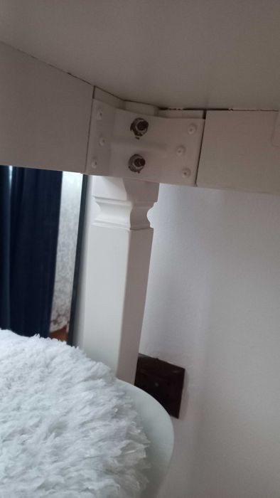 Masa alb-crem din lemn