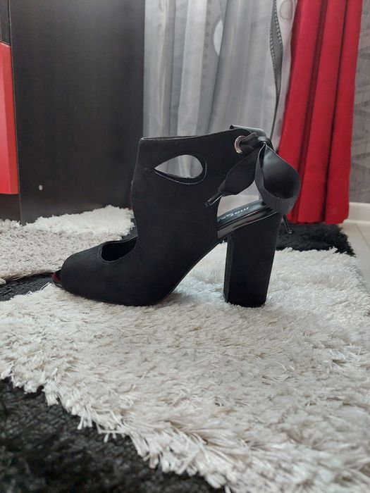 Дамски велурени сандали