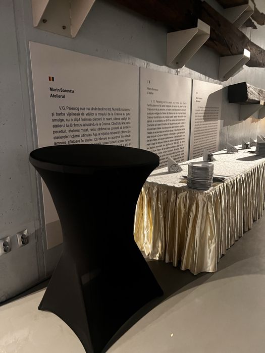 Închiriez mese cocktail cu husă neagră – pentru evenimente în Craiova