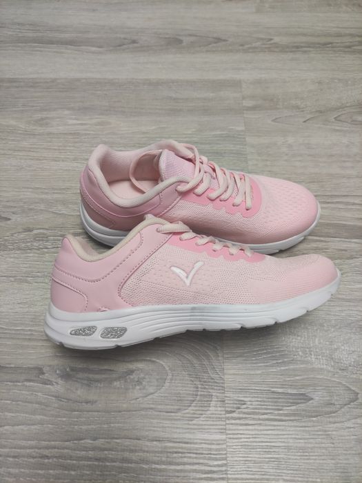 Продам кроссовки