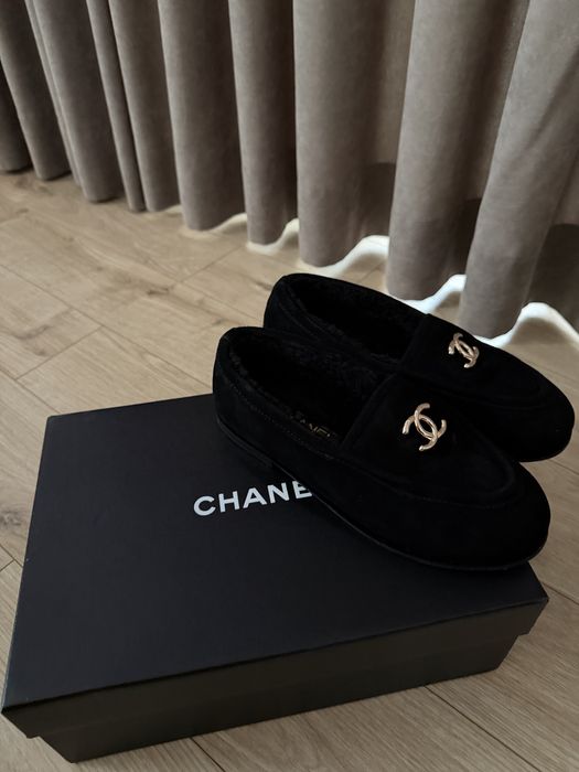 Обувки Chanel.