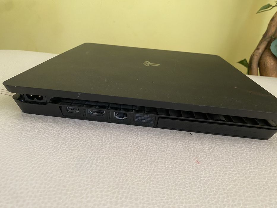 Ps4 slim 1TB     .