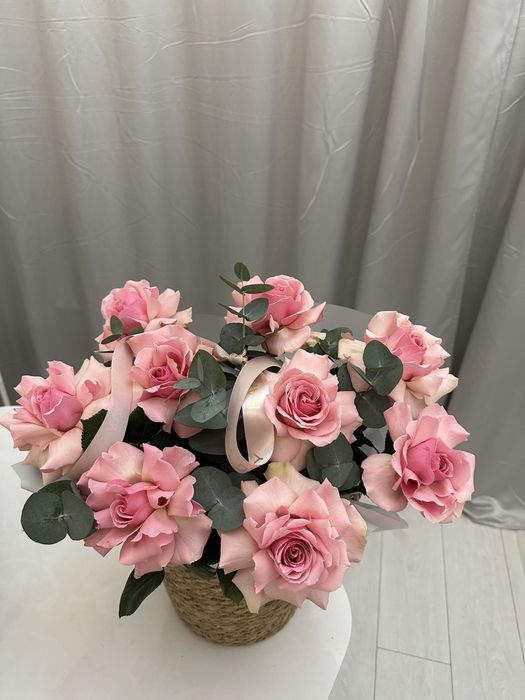 Свежие розы в корзине