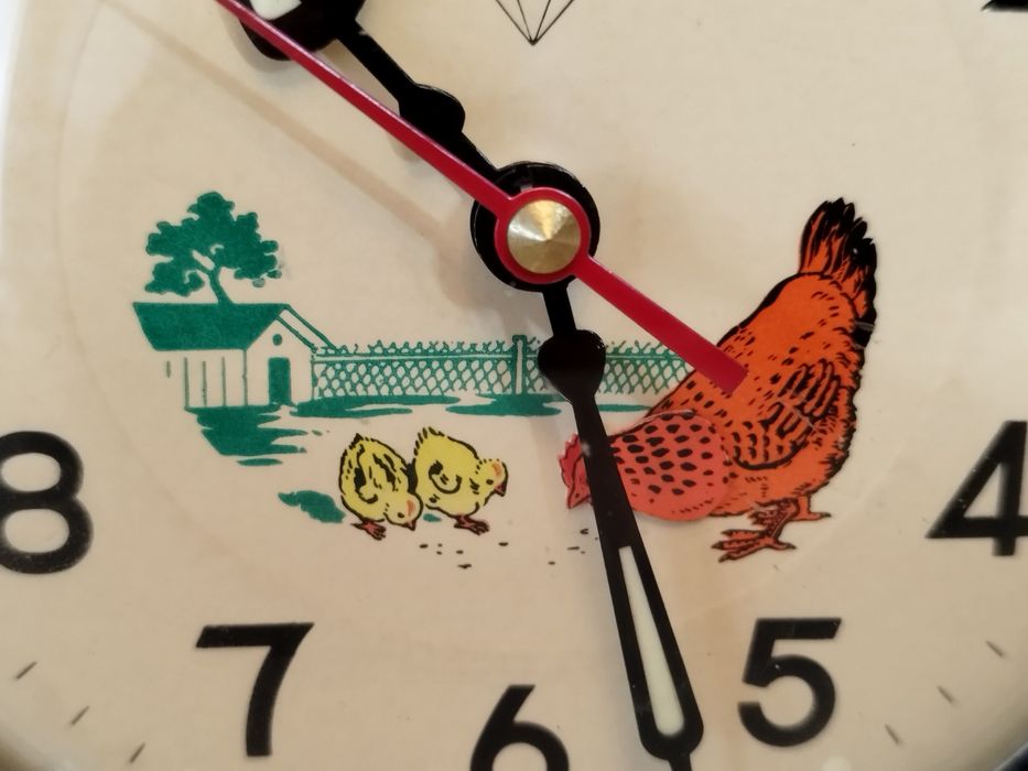 Ceasul copilăriei Găinușa cu puii care ciuguleste