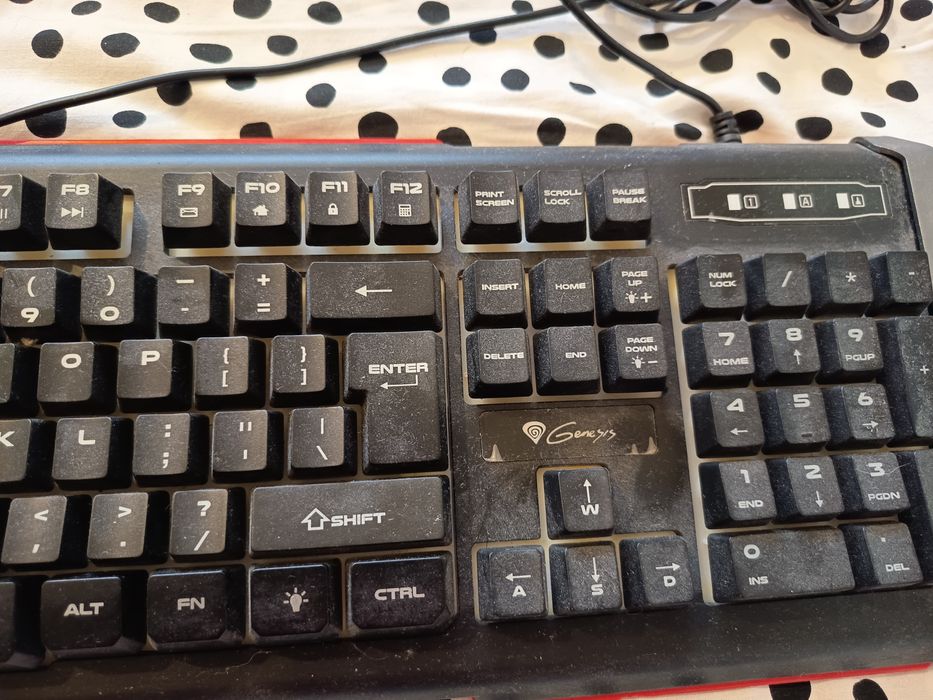 Клавиатура, слушалки и игра