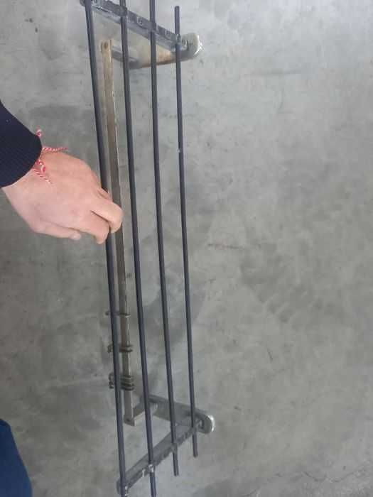 Старинна закачалка метален модел, много запазена за времето си.