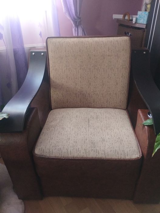 Vând mobilă de sufragerie