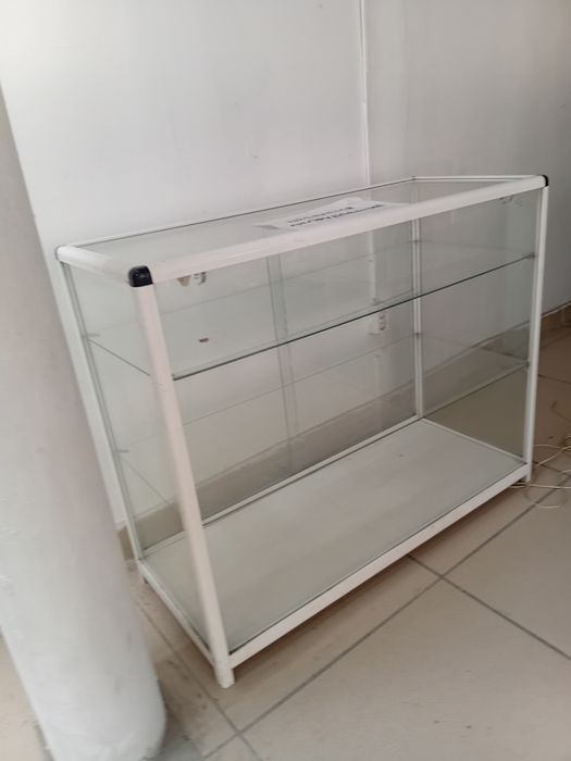 Продам три витрины