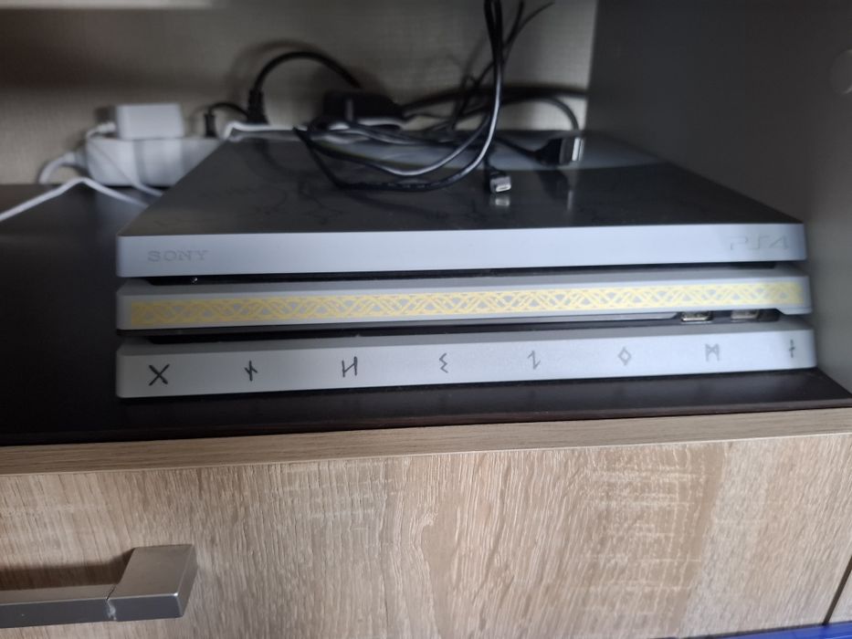 PS4 Pro 1T + джойстици + 14 игри