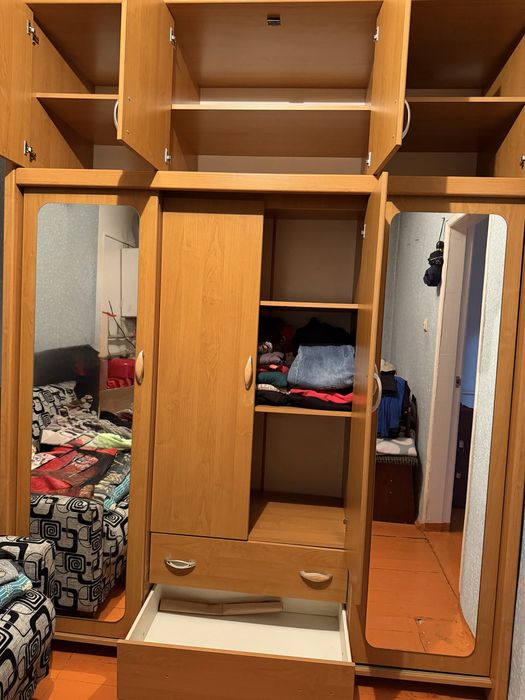 Продам шкаф шифоньер с зеркалом