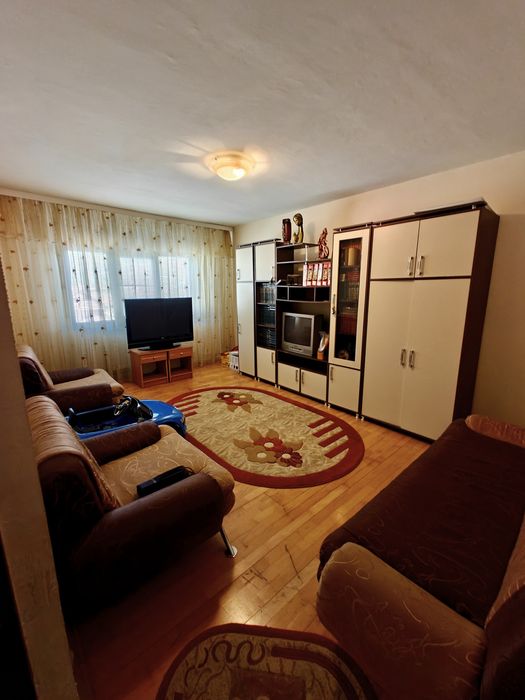Apartament Motru. Suprafața 70mp 3 camere etajul 2 .