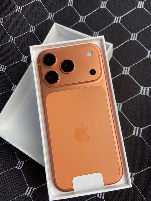 Iphone 17 про в оранжевом цвете