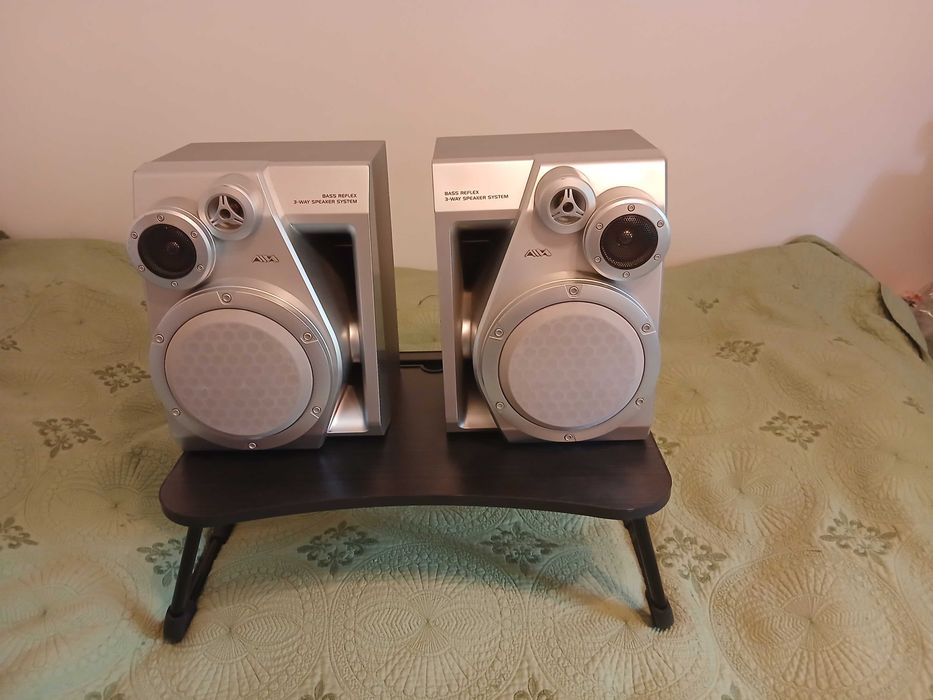 Boxe Aiwa pe 3 cai