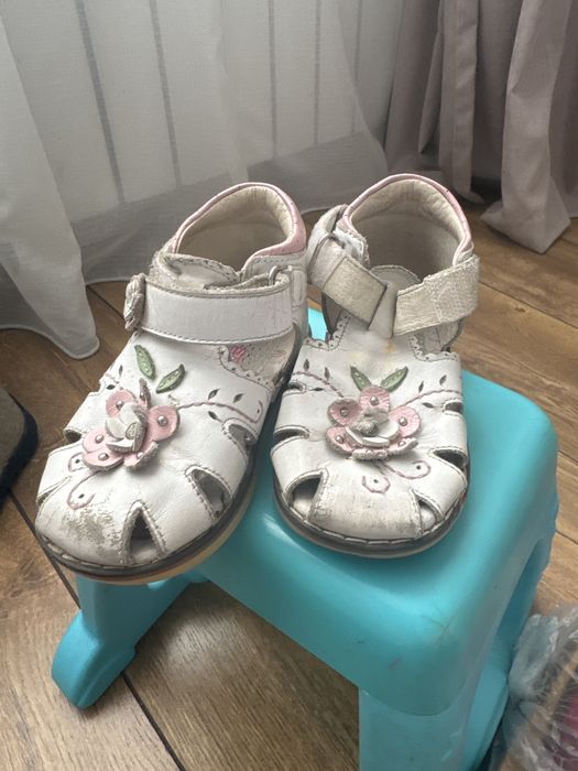 Сандали с усиленным задником