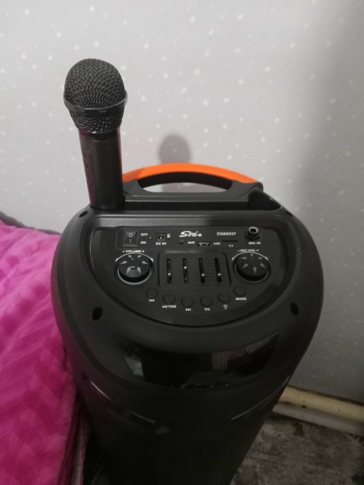 Музыкальный центр продам, микрофон имеется.