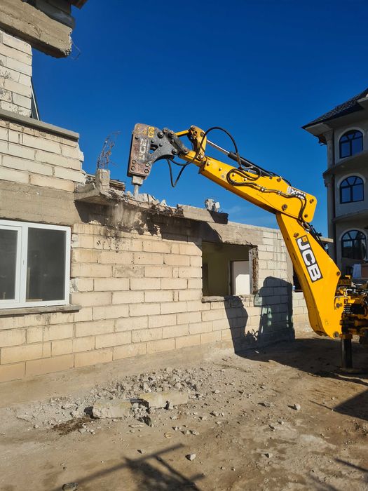 Buldoexcavator cu Picon. Demolari hale, case . Debarasare moloz moluz