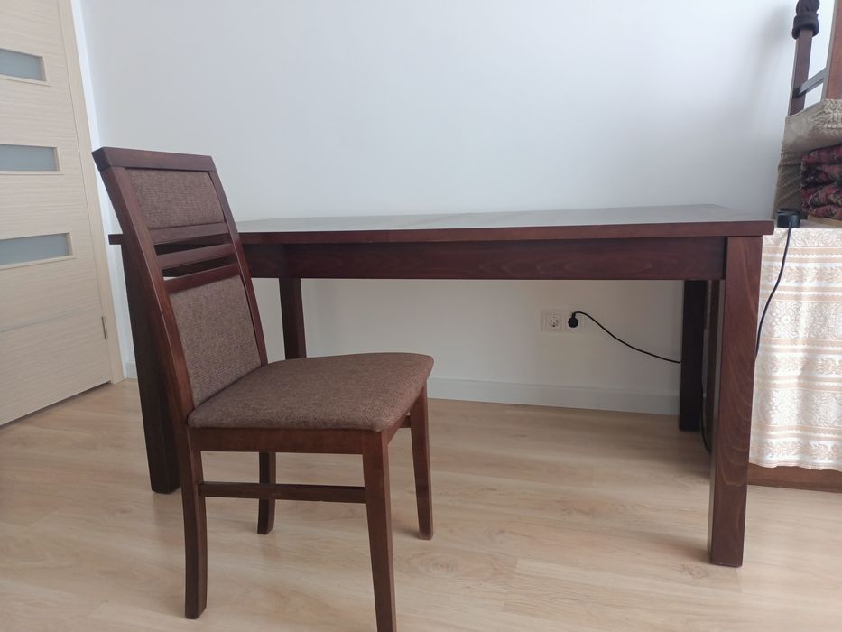 Продам стол в гостиную с 6 стульями