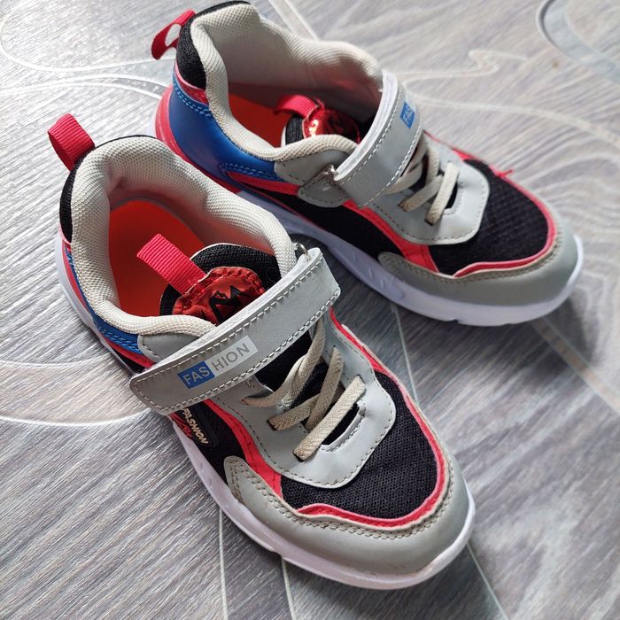 Продам кроссовки 35р