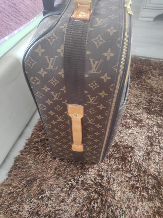 Продам чемодан кожаный