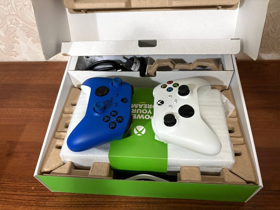 Microsoft Xbox Series S +2 gamepads + charger+games