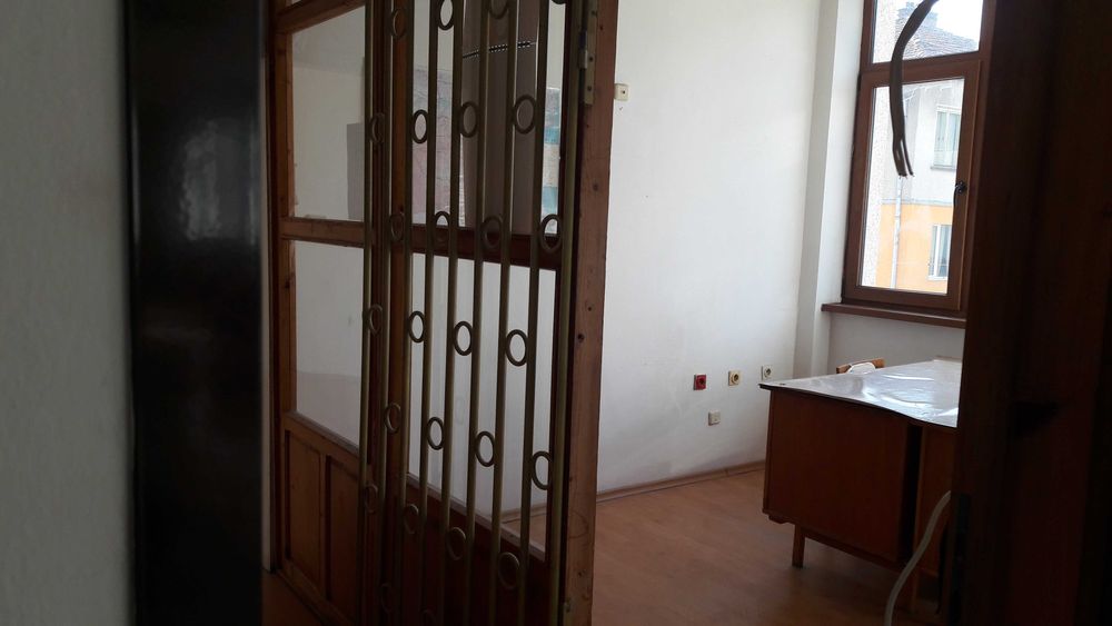 Дава се под наем Офис в Смолян, Стар център - 360 кв.м за 510 € - Снимка #3