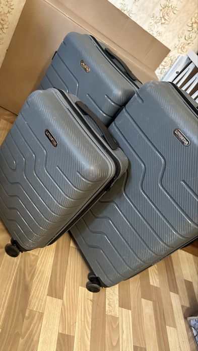 Комплект чемоданов, в хорошем состоянии