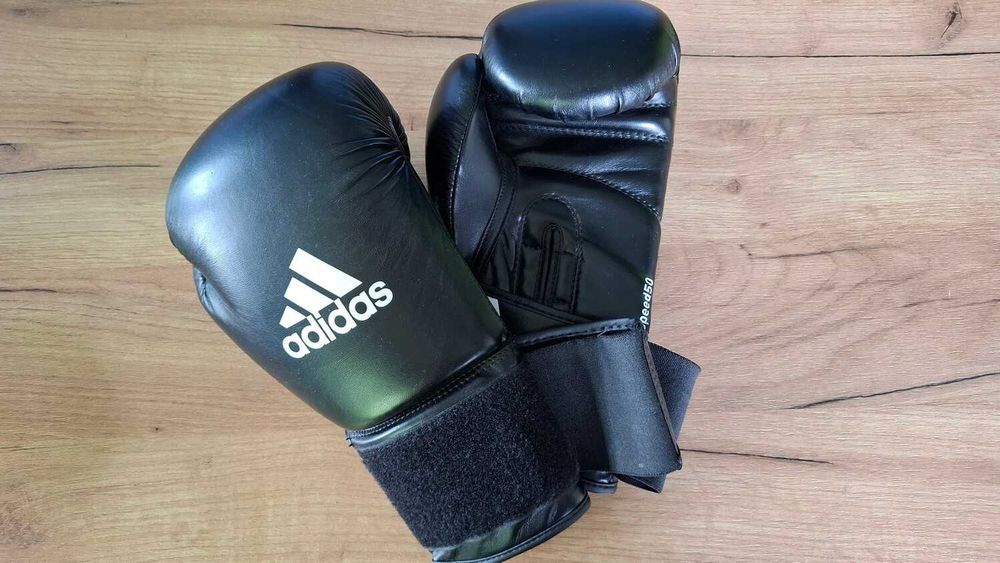 Боксови ръкавици Adidas + бинтове