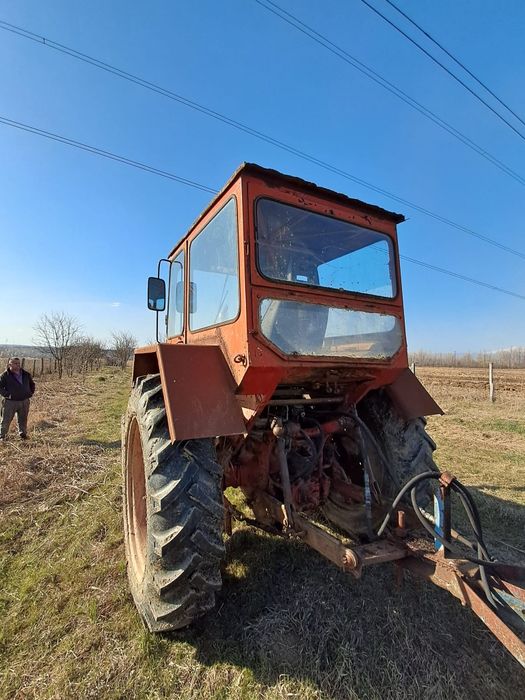 Vând tractor cu plug