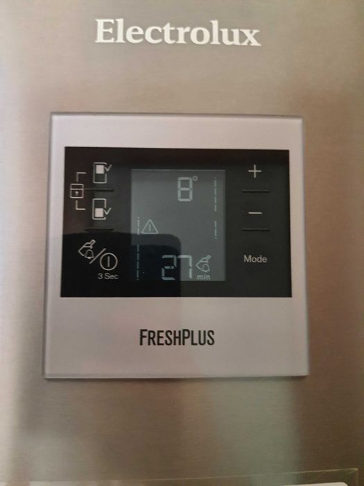 Продавам комбиниран хладилник с фризер Electrolux