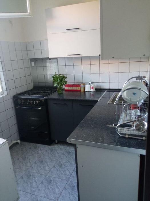 Uchtepa 12- kvartalda 3 xonali uyga talaba qiz olinadi