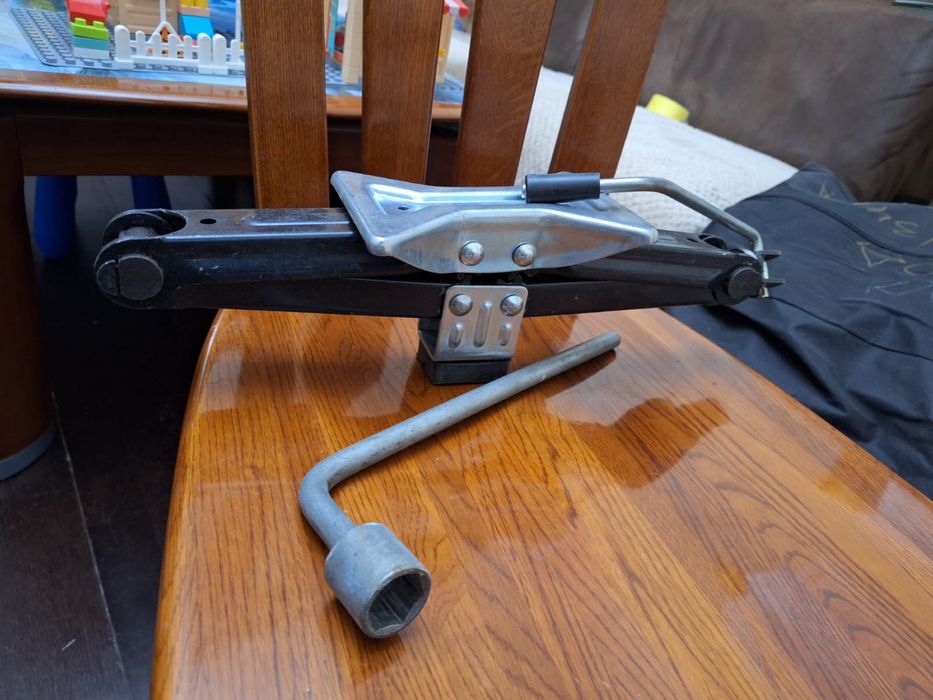 Домкрат автомобильный