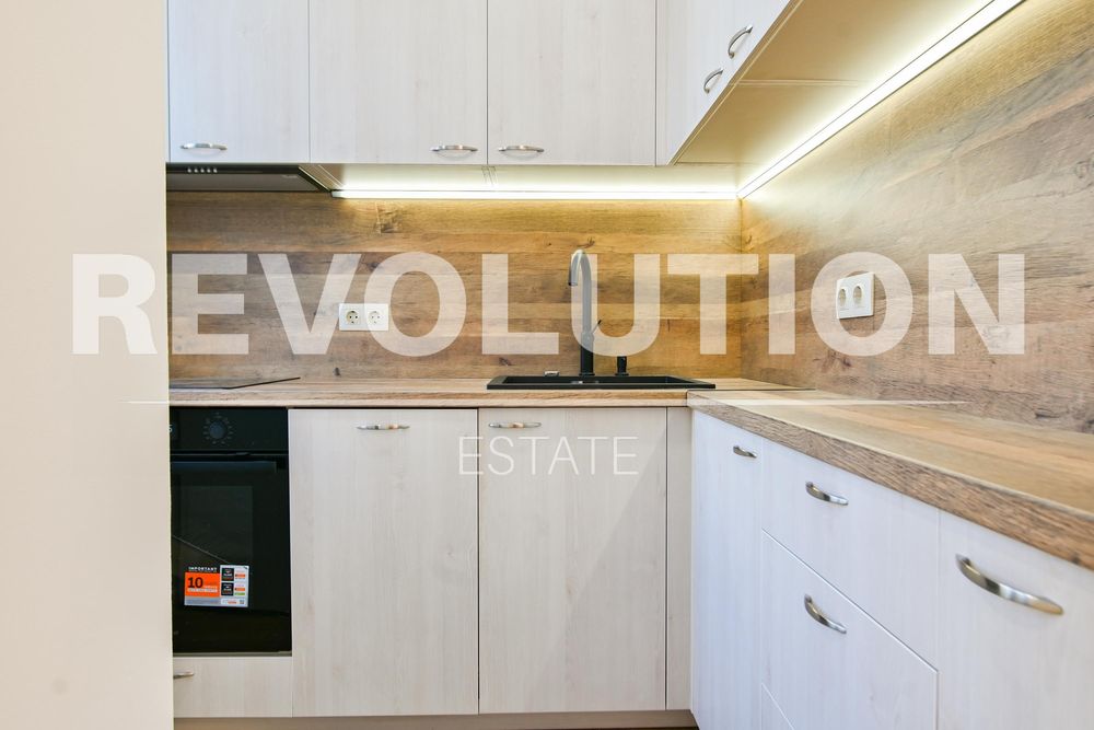 Дава се под наем Тристаен апартамент в София, Център - 80 кв.м за 900 € - Снимка #1