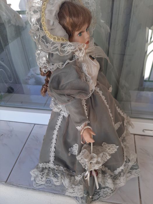 Красива порцеланова кукла