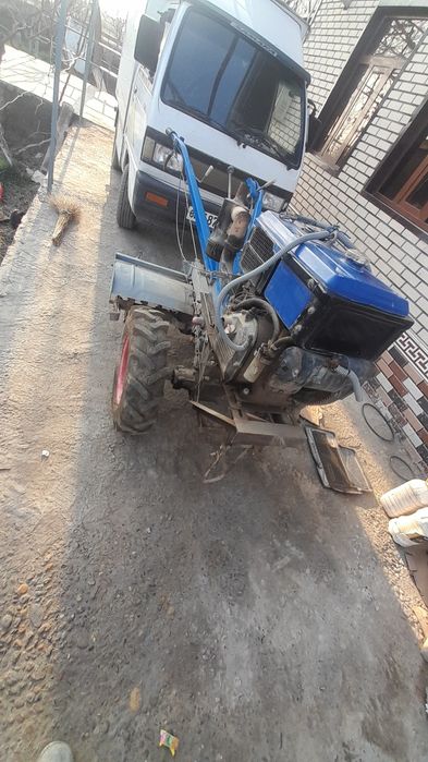 Зубр мотоблок ранги кук ишлаб турибди нархи  500 $. яна келишилади