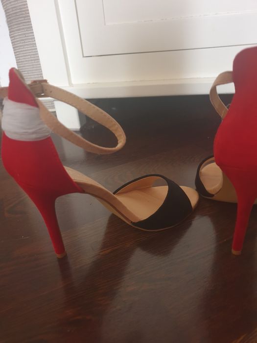 Sandale noi, cu eticheta