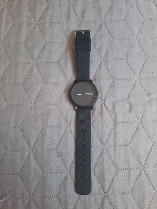 Ръчен часовник на марка Lacoste