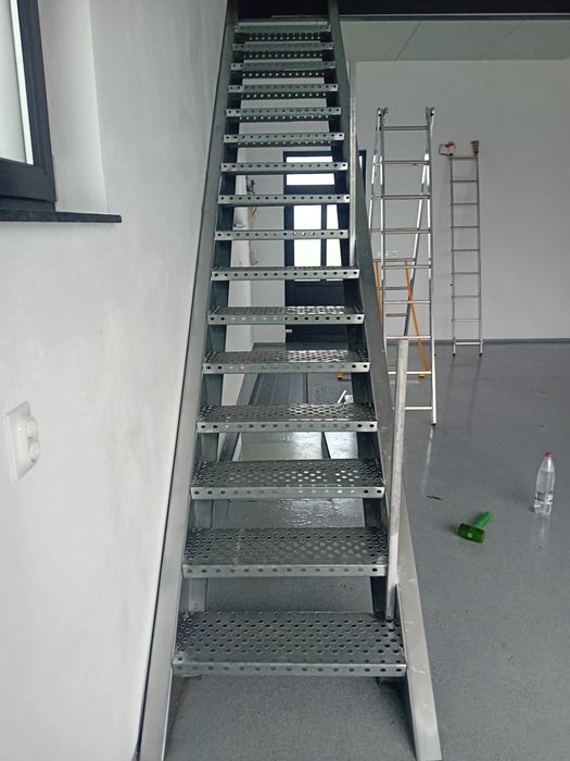 Scara metalica zincata cu pod de odihna