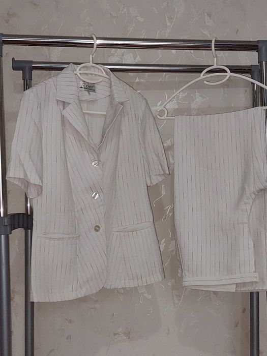 Дамски костюми, различни модели, различни номера