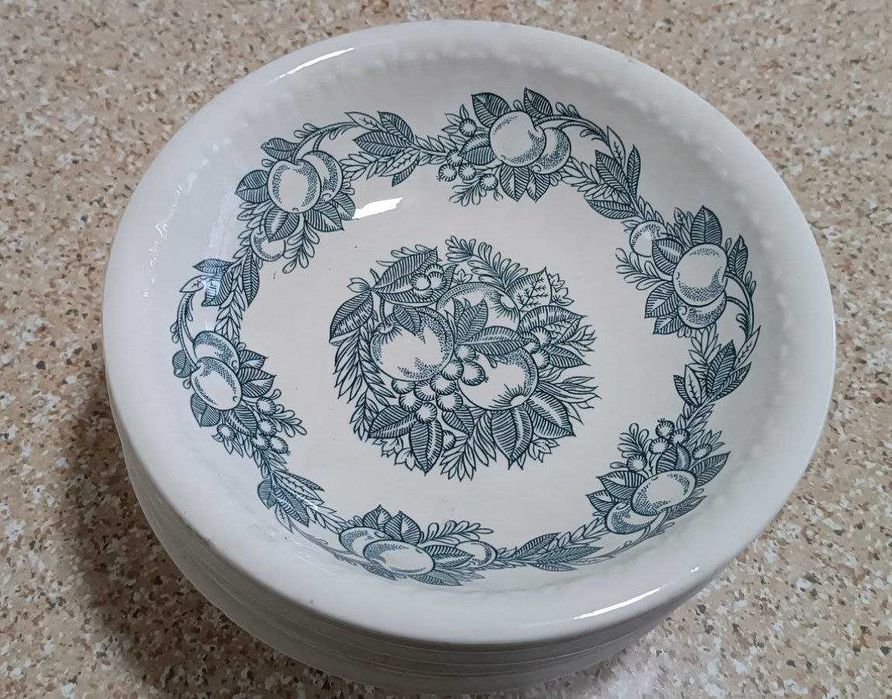 Фаянсовые тарелки Конаковского фаянсового завода «Вишня»