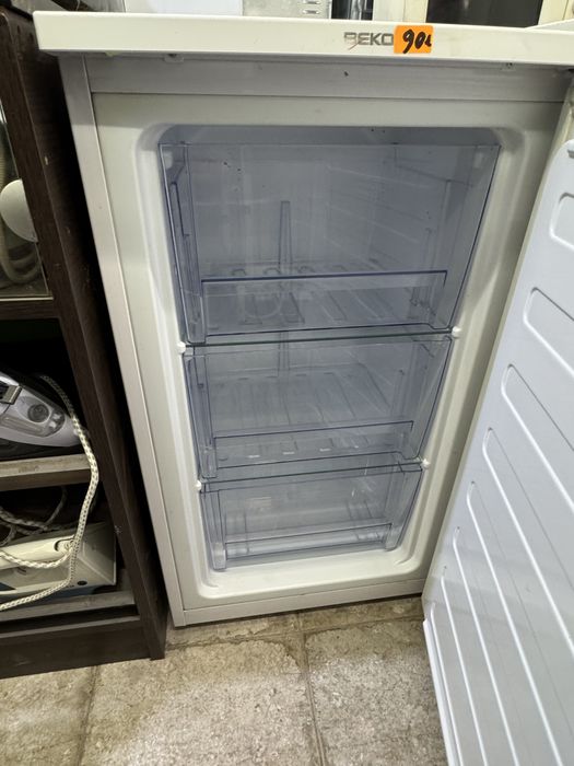 Вертикален фризер BEKO