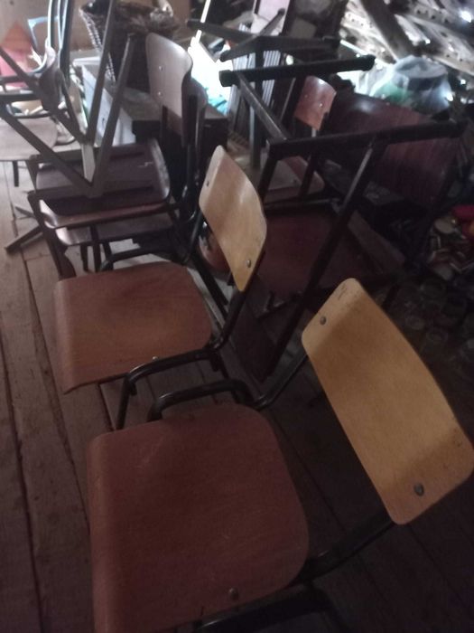 Scaune vechii din lemn si covata din lemn