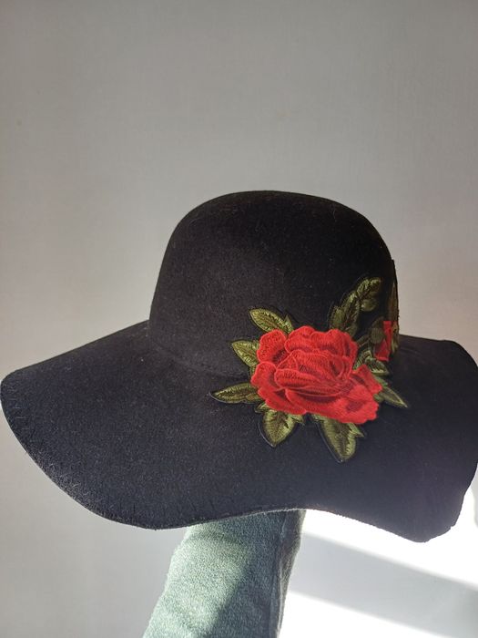 Pălărie neagră cu flori