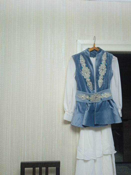 Платье белая новая с камзолом