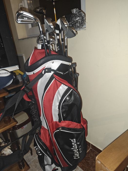 Комплекта е чисто нов стикове и обувки  .размер на обувките 44  Продавам отличен комплект за голф на една от най-добрите марки в света – Cleveland Go