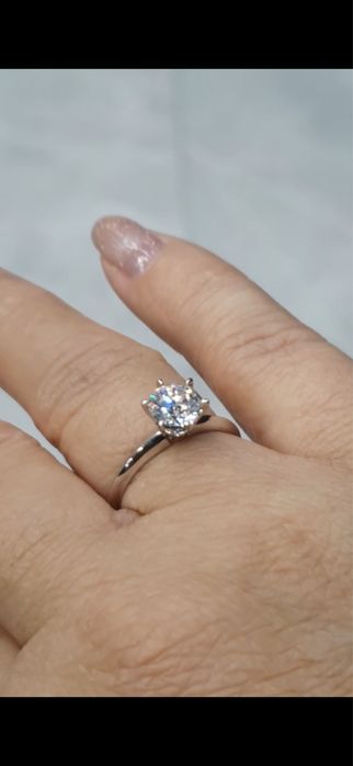 Срочно! Продам кольцо с лаб.бриллиантом 1 карат
