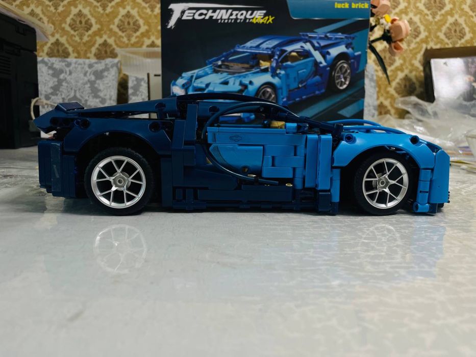 Коллекционная модель Bugatti из конструктора (1408 деталей). Собранный