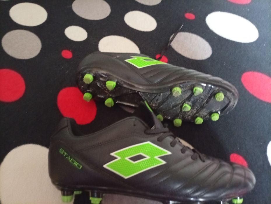 Vând ghete de fotbal