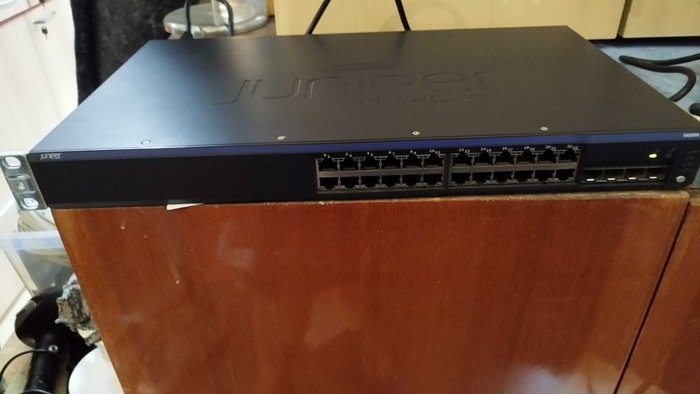 Суич  24-портов превключвател Juniper Networks EX2200  ex 2200-24T- 4G
